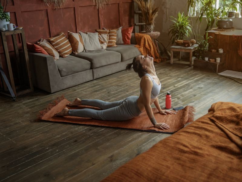 Mlada žena vježba jogu u stanu
